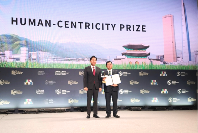 Phó Chủ tịch HĐND thành phố Trần Phước Sơn (phải) đại diện chính quyền thành phố Đà Nẵng nhận giải thưởng tại Lễ trao giải thưởng Thành phố thông minh Seoul tổ chức ngày 25-9.