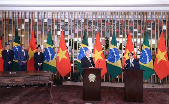 Ngay sau hội đàm, Thủ tướng Phạm Minh Chính và Tổng thống Brazil Luiz Inacio Lula da Silva đã có cuộc gặp gỡ, trao đổi với báo chí - Ảnh: VGP/Nhật Bắc