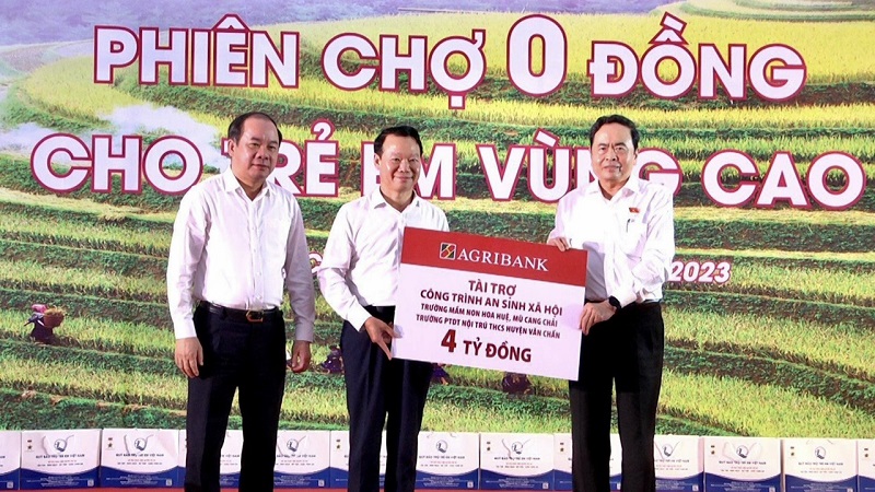 Agribank tài trợ 4 tỷ đồng xây dựng 2 công trình an sinh xã hội tại huyện Mù Cang Chải và huyện Văn Chấn, tỉnh Yên Bái