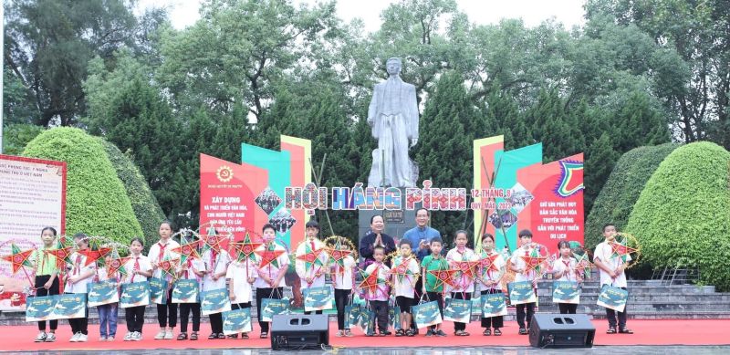 Phó Chủ tịch Thường trực UBND tỉnh Lạng Sơn Dương Xuân Huyên tặng quà cho các em học sinh thành phố Lạng Sơn