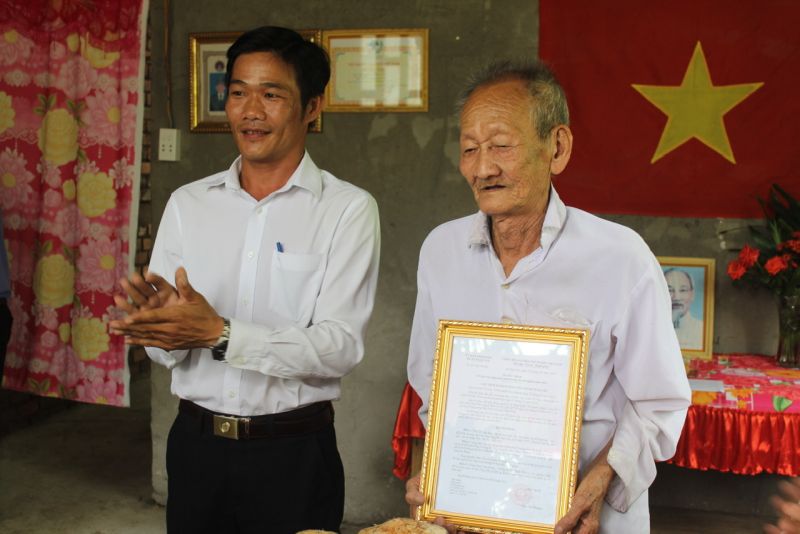 Trong ảnh là lễ bàn giao nhà tình thương cho ông Nguyễn Văn Lối xã An Ngãi Tây.