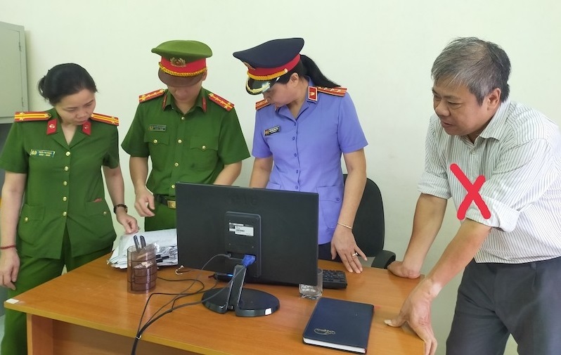 Cơ quan cảnh sát điều tra thi hành Lệnh khám xét nơi làm việc của bị can Nguyễn Giang Quân.