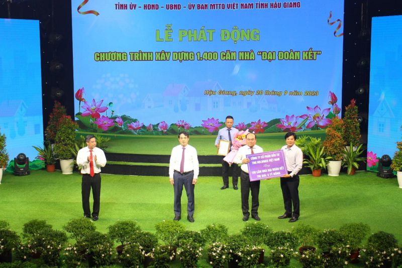 Đại diện Tập đoàn TNG Holdings Vietnam trao tặng 5 tỷ đồng cho Uỷ ban MTTQ tỉnh Hậu Giang