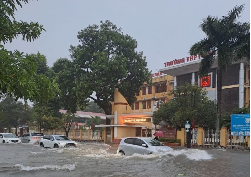 Mưa lớn gây ngập nhiều tuyến đường tại TP. Thanh Hóa