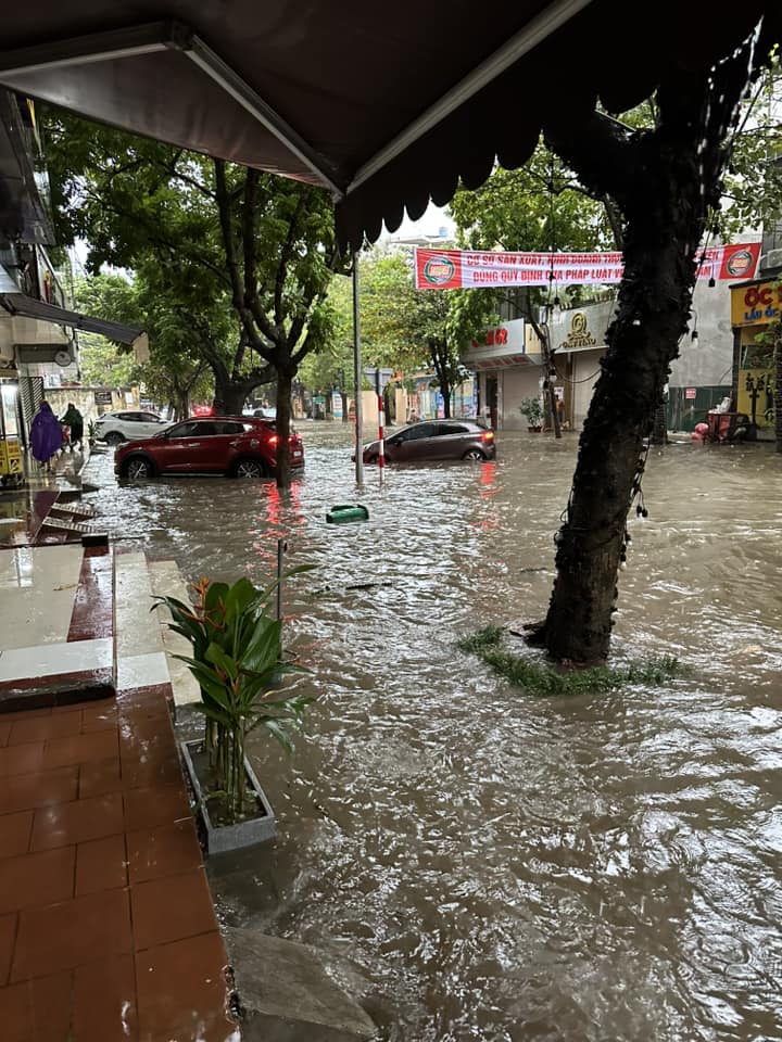 Mưa lớn khiến tuyến phố Hàn Thuyên cũng trong tình trạng ngập lụt