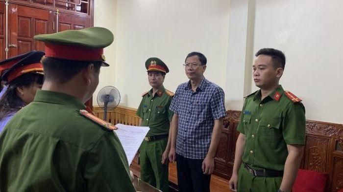 Cơ quan CSĐT đọc lệnh khởi tố ông Nguyễn Văn Hùng. Ảnh: CÔNG AN THANH HÓA