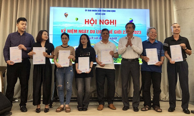 &Ocirc;ng Huỳnh Cao Nhất (thứ 3 từ phải qua) trao Quyết định &ldquo;C&ocirc;ng nhận đạt Ti&ecirc;u ch&iacute; bổ sung n&acirc;ng cao chất lượng dịch vụ phục vụ kh&aacute;ch du lịch&rdquo; cho c&aacute;c doanh nghiệp.