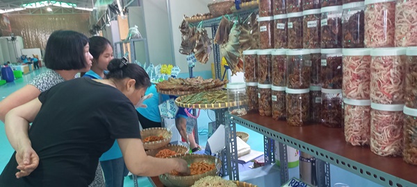 Chị Hồ Thu Hồng hài lòng mua hải sản tại chợ