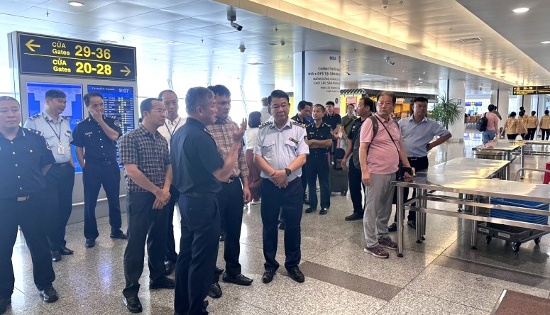 Đoàn công tác đã kiểm tra tại Chi cục Hải quan cửa khẩu sân bay quốc tế Nội Bài
