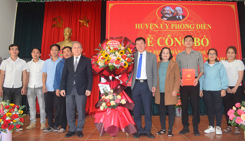 Phó Bí thư thường trực Tỉnh ủy Phan Ngọc Thọ (mặc áo vest đen) tại Lễ công bố thành lập Chi bộ Công ty Scavi, huyện Phong Điền