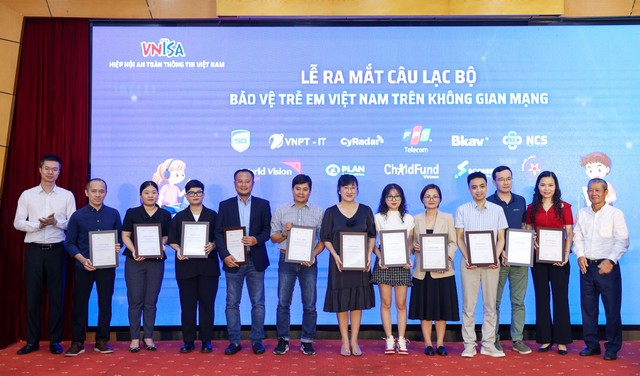 Ra mắt CLB Bảo vệ trẻ em Việt Nam trên không gian mạng. Ảnh VGP/HM