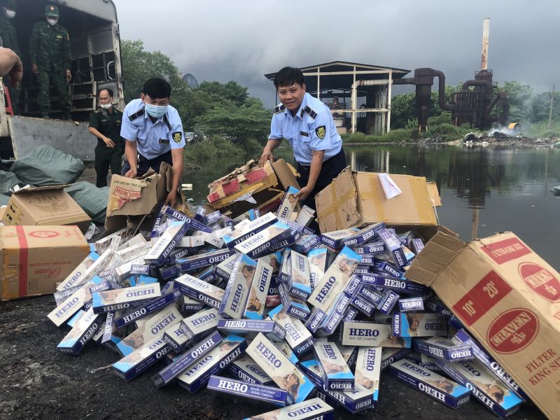 Lực lượng chức năng tỉnh Kiên Giang tiến hành tiêu hủy hơn 9.000 bao thuốc lá điếu ngoại nhập lậu các loại
