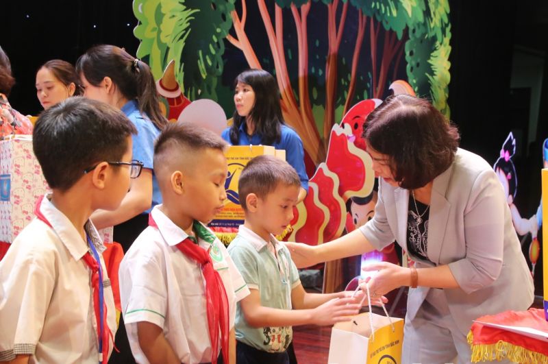 Chủ tịch UBND tỉnh Bắc Ninh trao quà Trung thu cho các em thiếu niên có hoàn cảnh khó khăn.