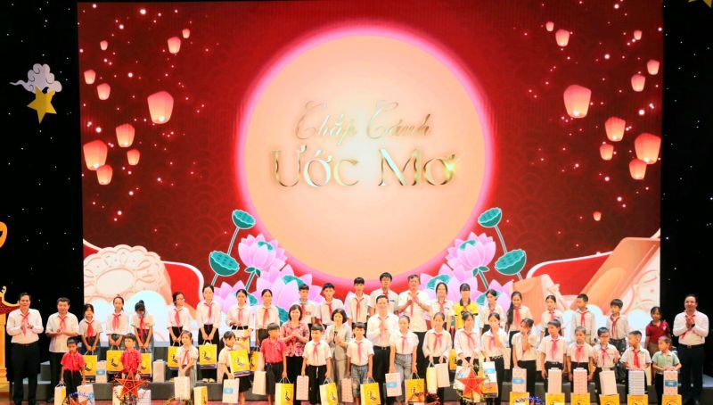 Các đồng chí lãnh đạo tỉnh trao quà cho các cháu học sinh có hoàn cảnh khó khăn, đạt thành tích cao trong học tập. Các đồng chí lãnh đạo tỉnh trao quà cho các cháu học sinh có hoàn cảnh khó khăn, đạt thành tích cao trong học tập.