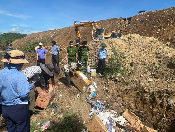 Số thuốc lá được vận chuyển đến Khu xử lý rác thải (thôn Thọ Vức, xã Hòa kiến, TP Tuy Hòa), chuẩn bị tiêu hủy