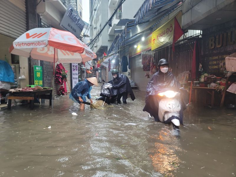 Mưa lũ gây ngập lụt tại Hà Nội vào sáng nay (28/9)