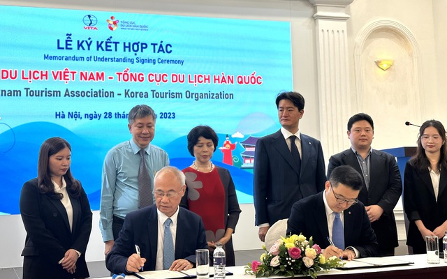 Lễ ký kết hợp tác giữa Hiệp hội Du lịch Việt Nam và Tổng cục Du lịch Hàn Quốc để thúc đẩy du lịch Việt Nam và Hàn Quốc - Ảnh: VGP/DA