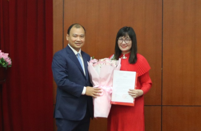 Đồng chí Lê Hải Bình trao quyết định và chúc mừng đồng chí Nguyễn Thị Hương Giang
