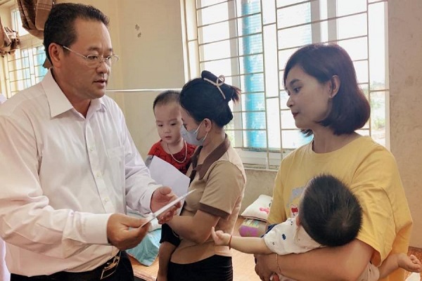 Phó Chủ tịch HĐND tỉnh Lào Cai Lý Bình Minh tỉnh tặng quà cho trẻ em tại Bệnh viện Đa Khoa tỉnh