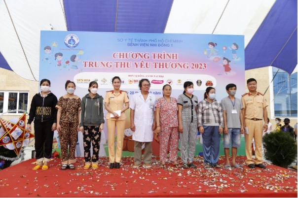 Chi đoàn, Hội phụ nữ cơ sở Cục CSGT phía Nam đã phối hợp với Ban lãnh đạo bệnh viện Nhi Đồng 1 để đưa Tết Trung thu đến với các bệnh nhi.