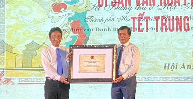 Thứ trưởng Bộ VH-TT&Du lịch Hoàng Đạo Cương trao chứng nhận cho lãnh đạo TP.Hội An
