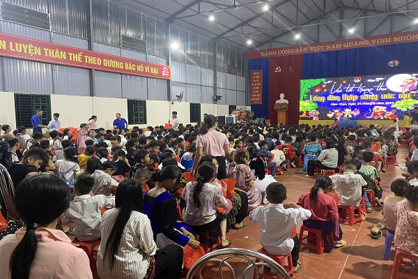 Học sinh xã Nậm Chạc, huyện Bát Xát phấn khởi khi được nhận quà Trung thu