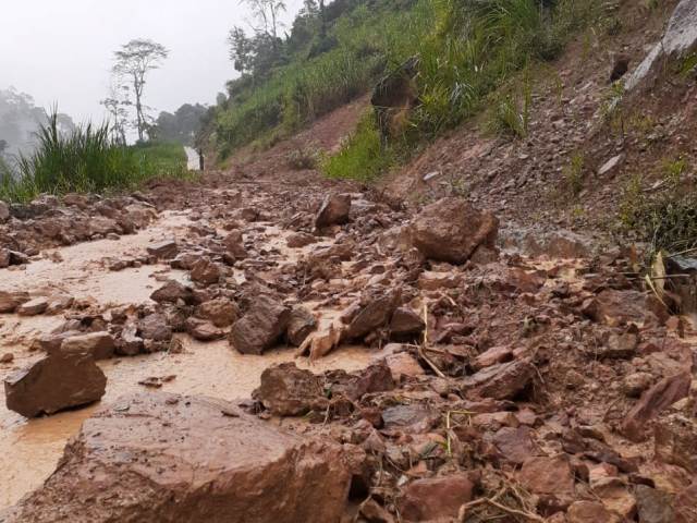 Mưa lớn trong những ngày qua gây lũ, ngập lụt, sạt lở đất, một số tuyến đường bị sạt lở nghiêm trọng làm gián đoạn giao thông, ảnh hưởng đến sản xuất và đời sống nhân dân tại nhiều địa phương.