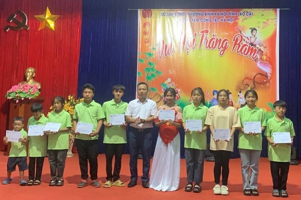 Trao học bổng cho trẻ em được nuôi dưỡng tại Trung tâm Công tác xã hội tỉnh Lào Cai