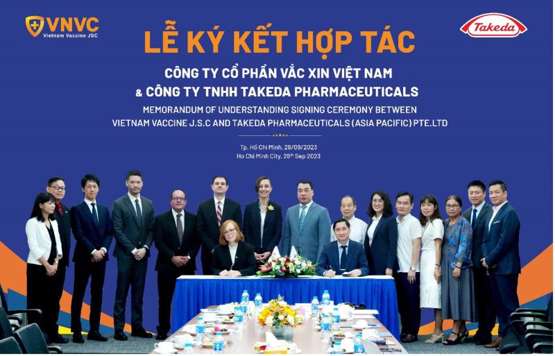 Đại diện Takeda Việt Nam và đại diện Hệ thống tiêm chủng VNVC ký kết biên bản ghi nhớ hợp tác chiến lược ngày 28-9 tại TP.HCM. Ảnh: Thanh Tùng