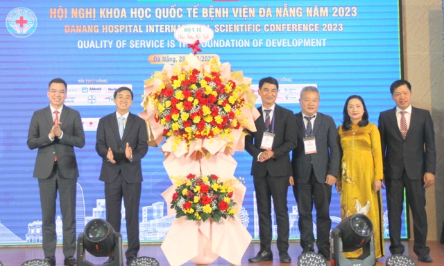 Thứ trưởng Bộ Y tế Trần Văn Thuấn (thứ hai trái sang) tặng hoa chúc mừng hội nghị.
