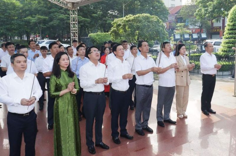 Đại diện các đồng chí lãnh đạo TP. Hải Phòng dâng hương tại tượng đài Nữ tướng Lê Chân