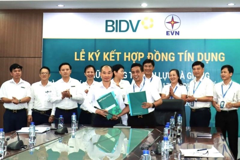 Đại diện lãnh đạo BIDV Hà Giang và PC Hà Giang ký kết hợp đồng tín dụng về đầu tư xây dựng
