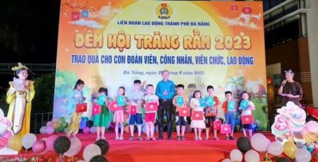 Ông Lê Văn Đại, Phó Chủ tịch LĐLĐ TP Đà Nẵng trao quà Trung thu cho các cháu thiếu nhi