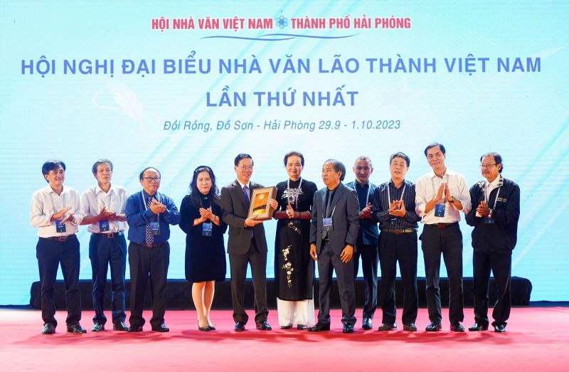 Hội Nhà văn Việt Nam trao tặng Chủ tịch nước Võ Văn Thưởng cuốn sách “Hồ Chí Minh Thư gửi nước Mỹ“
