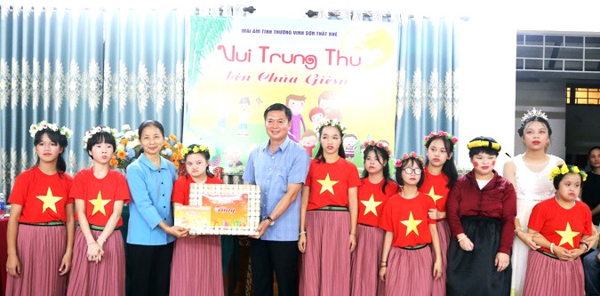 Phó Chủ tịch HĐND tỉnh Lạng Sơn Đinh Hữu Học làm trưởng đoàn đã đến thăm, tặng quà Tết trung thu cho trẻ em tại cơ sở Mái ấm tình thương Vinh Sơn, thị trấn Thất Khê, huyện Tràng Định