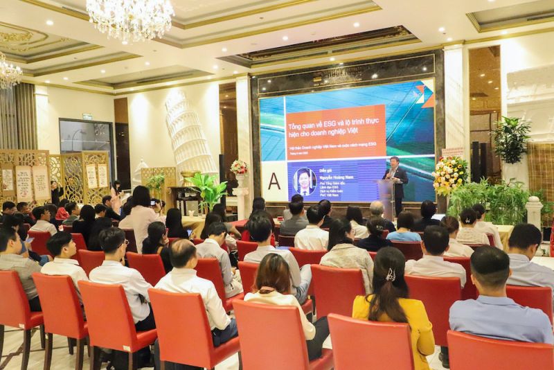 Ông Nguyễn Hoàng Nam, Phó TGĐ PwC Việt Nam trình bày tại hội thảo.jpg