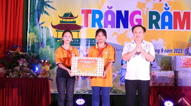 Phó Chủ tịch UBND tỉnh Lạng Sơn Lương Trọng Quỳnh thăm, tặng quà và dự Tết Trung thu tại Trường Tiểu học và THCS Mỏ Đá, tại thị trấn Đồng Mỏ, huyện Chi Lăng