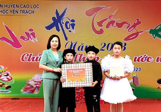 Chủ tịch HĐND tỉnh Lạng Sơn Đoàn Thị Hậu thăm, tặng quà Tết Trung thu tại Trường Tiểu học Yên Trạch, xã Yên Trạch, huyện Cao Lộc.