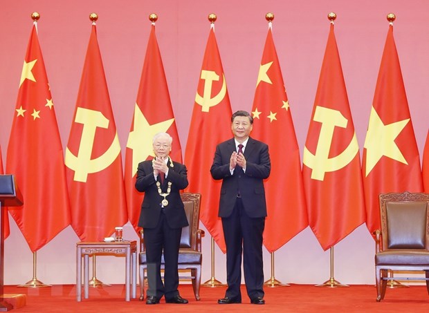 Tổng Bí thư Ban Chấp hành Trung ương Đảng Cộng sản Việt Nam Nguyễn Phú Trọng (trái) và Tổng Bí thư Ban Chấp hành Trung ương Đảng Cộng sản Trung Quốc, Chủ tịch nước Cộng hòa Nhân dân Trung Hoa Tập Cận Bình