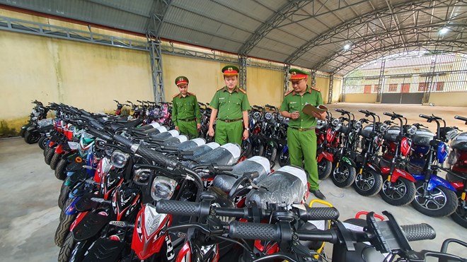Lực lượng Công an huyện Cư M'Gar xử lý số xe đạp điện không rõ nguồn gốc, xuất xứ. Ảnh: Sỹ Đức