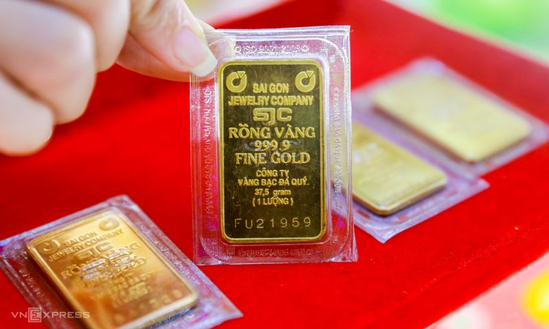 giá vàng miếng của SJC vẫn đang cao hơn giá vàng quốc tế là 15,276 triệu đồng/lượng.
