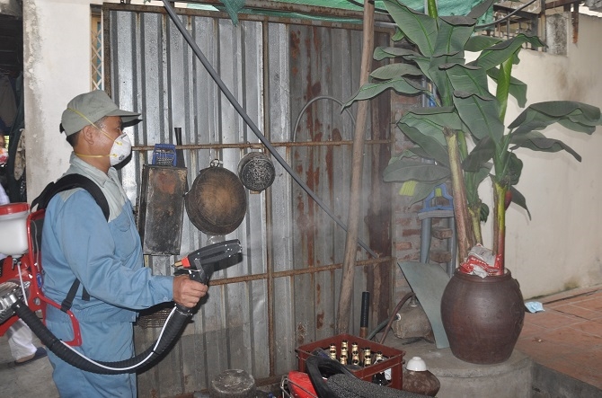 Phun hóa chất diệt muỗi trên diện rộng phòng, chống sốt xuất huyết. Ảnh: hanoimoi.com.vn