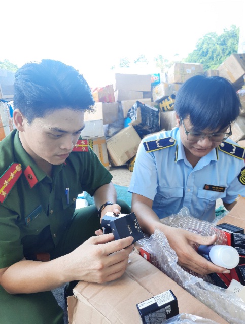 Lực lượng làm nhiệm vụ đang kiểm tra lô hàng vi phạm. Ảnh: Thùy Dung