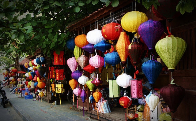 Học làm lồng đèn Hội An lọt tốp 10 trải nghiệm của khách thập phương khi đến Việt Nam