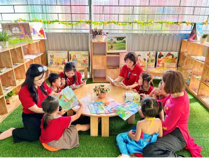 Các em học sinh Quảng Hưng háo hức khám phá thư viện mới