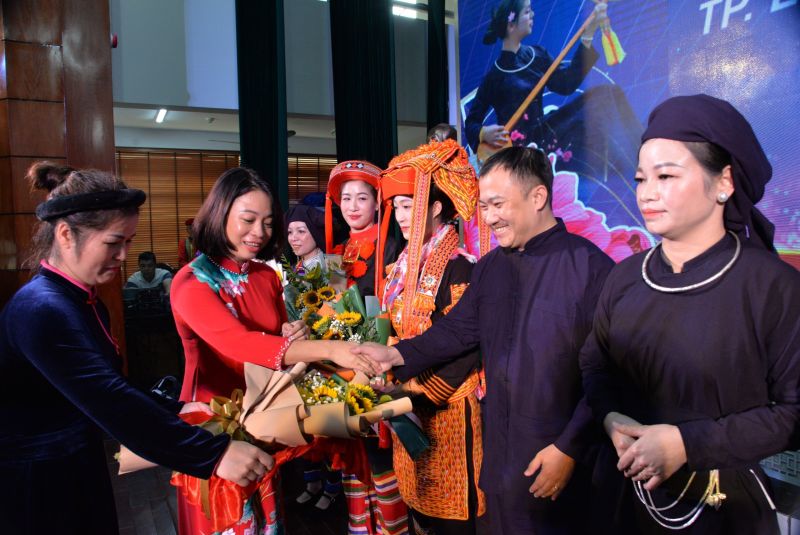Phó Chủ tịch UBND thành phố Lạng Sơn Nguyễn Thị Hồng Vân tặng hoa cho các đơn vị tham gia liên hoan