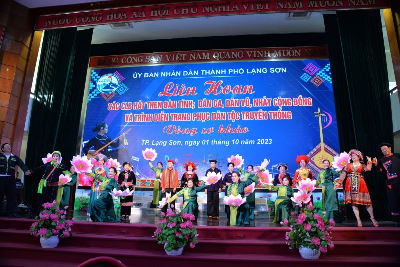 Tiết mục của đội thi đến từ Câu lạc bộ Phường Tam Thanh, thành phố Lạng Sơn tham gia liên hoan