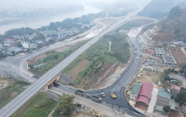 Theo Bộ GTVT, quy hoạch mạng lưới đường bộ thời kỳ 2021 - 2030, tầm nhìn đến năm 2050, tuyến cao tốc Nội Bài - Lào Cai có chiều dài 264km với quy mô 6 làn xe.
