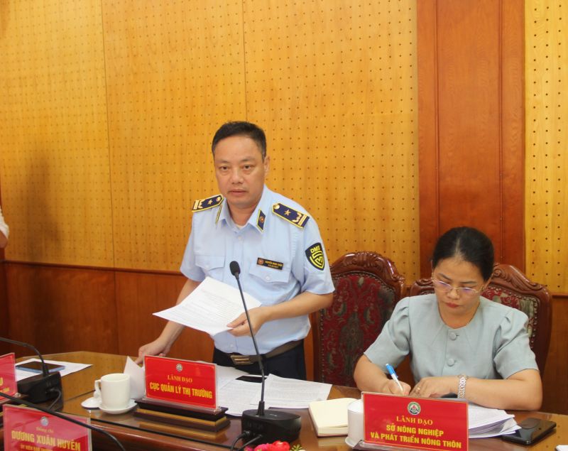 Phó Cục trưởng Cục Quản lý thị trường tỉnh Lạng Sơn Nguyễn Minh Tuấn thông tin tại cuộc họp