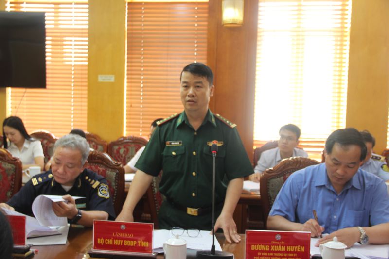 Đại tá Nông Quang Tám, Phó Chỉ huy trưởng Bộ Chỉ huy Biên phòng tỉnh Lạng Sơn thông tin tại cuộc họp